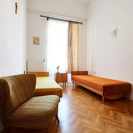 Templomos Zarandokhaz Hostel